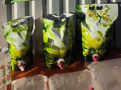 Pastatomos sulčių pakuotės su čiaupu ir skaidrūs maišai